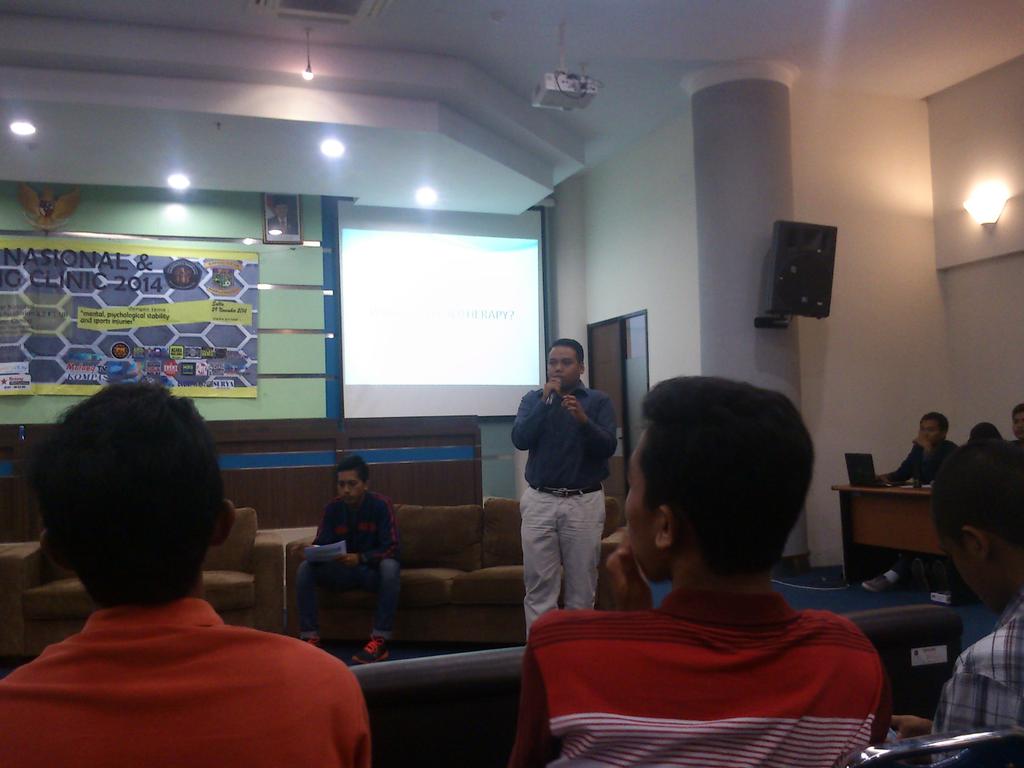 SemnasCC's tweet photo. Semnas sesi 2 bersama Hendri S.P membahas ttg fisioterapi http://t.co/uHoSloF5Ky