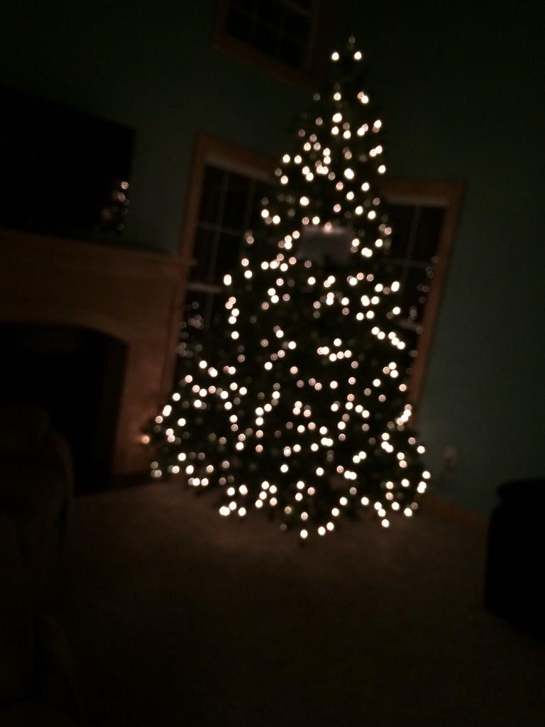 __geenaaa__'s tweet photo. Surprising our parents with a new Christmas Tree!🎅🎄
#3amProject #TeamOnBack http://t.co/2777viuWdK