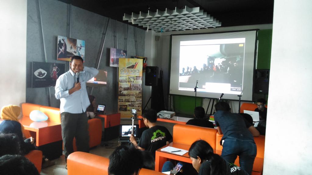 AndroidMinang's tweet photo. Pak Tri S yg jg berasal GDG Padang mendemokan ttg menggunakan apk Hangout utk Live Streaming #Gath2ARM http://t.co/ADarSijaAQ