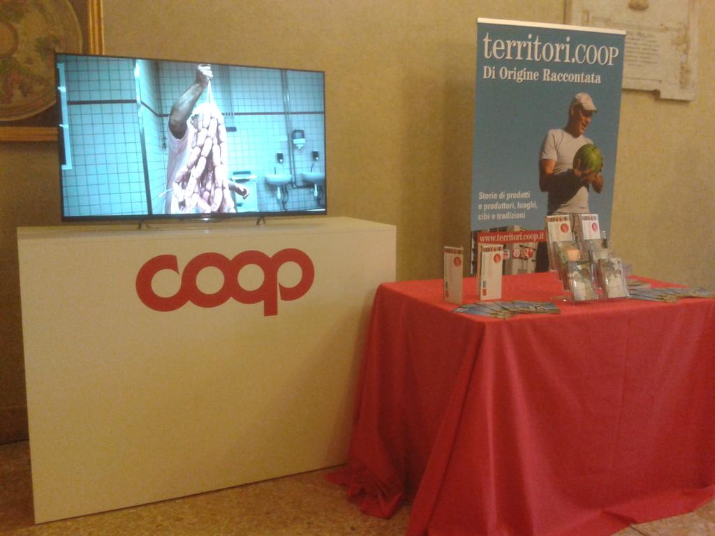 ecopiteco's tweet photo. Orgogliosi “@TerritoriCoop: #repidee14. Al #TeatroAriosto il corner informativo dedicato a #TerritoriCoop http://t.co/BGZGXbmFG0”