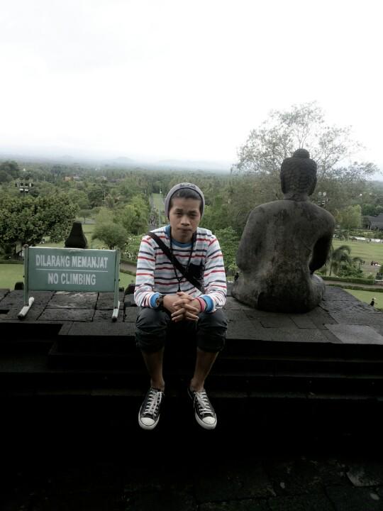 abielopebee_'s tweet photo. Numpang duduk ya gan @Borobudur http://t.co/zjxBVNPUOe