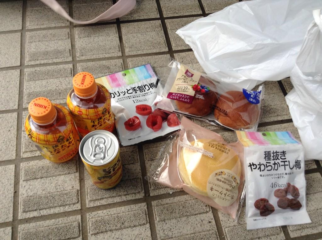 2002419's tweet photo. 今日夢とめっちゃ遊んだよ~♡

楽しかった🌈💛
お菓子コンビニでかって食べた笑
太らないように一緒にバレーしたし、縄跳びしたしね、多分太らなっしょw
あと‼︎虹みえた~~

みかさのバックありがとね♡
ダイスキよ♡ http://t.co/K4TSZ0YnFf
