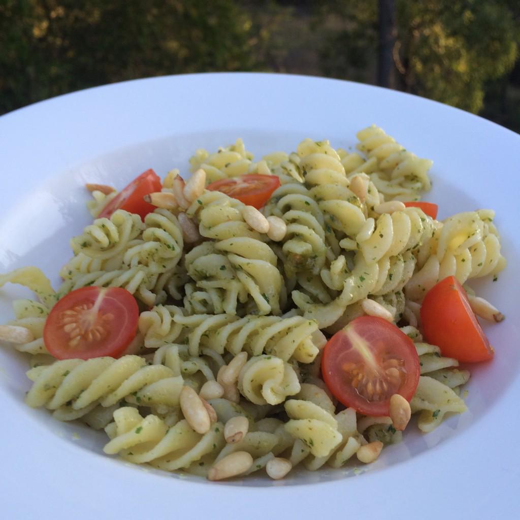 DaniStevens's tweet image. Dinner tonight made under 5 minutes #pesto inspired now for @dannymccubbin @JamiesFoodTube #scrambledeggs side dish 💚