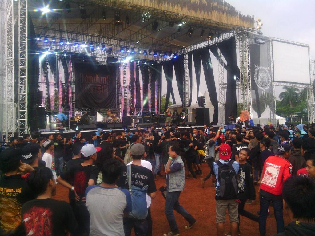 Nah kalo ini <a href="/StraightoutJkt/">STRAIGHTOUT</a> on stage bradeeer!! <a href="/BandungBerisik/">Bandung Berisik</a>
