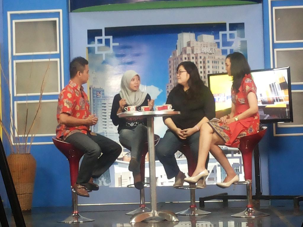 Suasana pgi tdi dstudio <a href="/TATVSOLO/">TATV</a> saat live talkshow brsma bunda enny <a href="/LivingAnatomy/">Enny Listiawati</a> &amp;kak wulan ketua3C <a href="/wuland_mutd/">Double.W Indonesia</a>