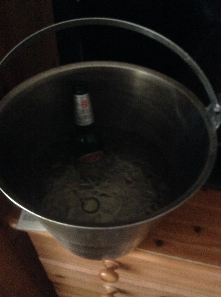 TatwsTrading's tweet photo. Might have to take this bucket home still working plenty of ice left from this morning lol !!#icedbeer http://t.co/mndZFNDKwx