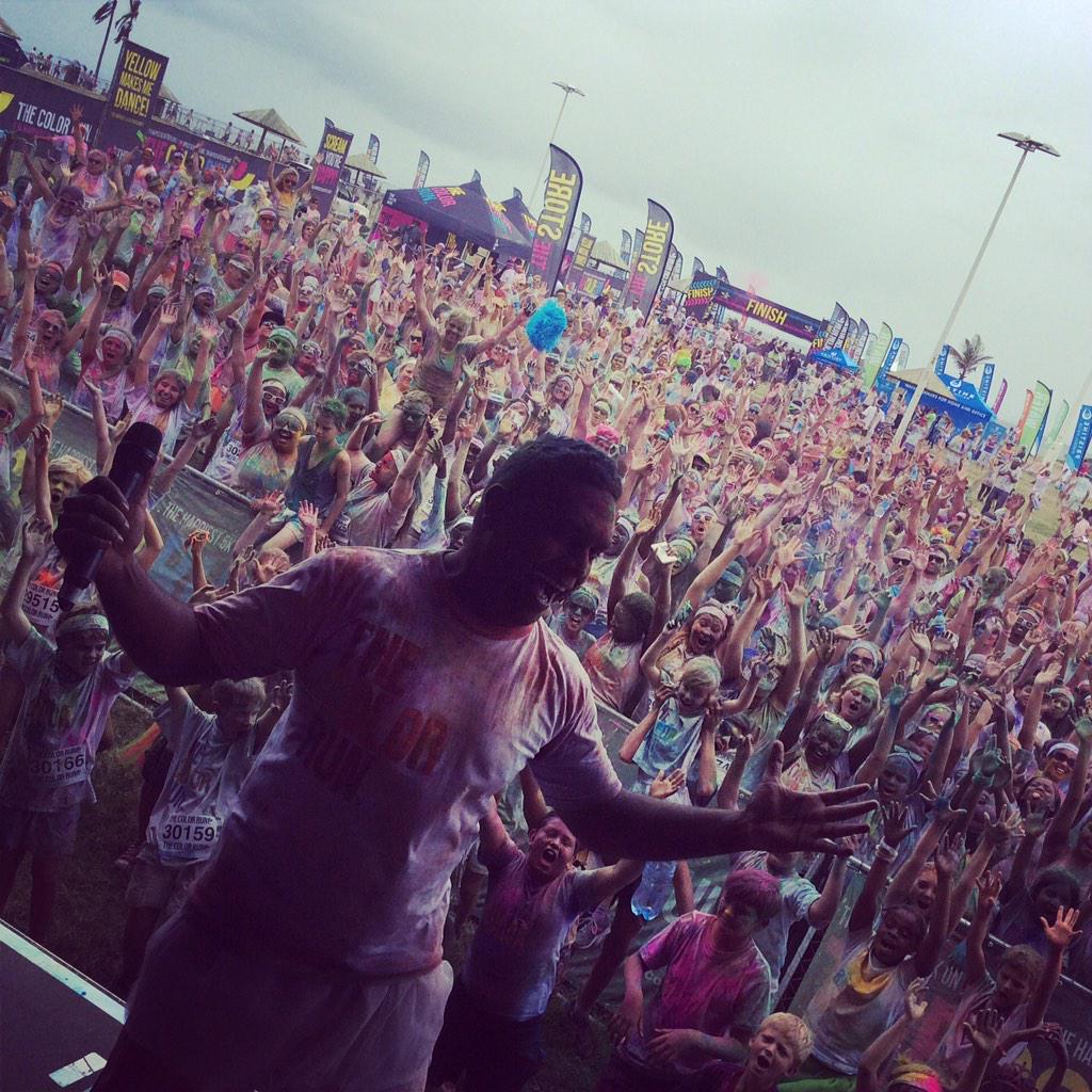 ecr9495's tweet image. @djdeongovender getting the crowd turnt up at #thecolorrunsa #thecolorrundbn #colorburst #durban #vibes