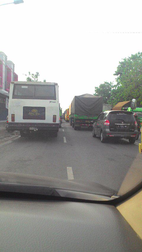 kabarLMG's tweet photo. jalur lamongan babat lumpuh, buka tutup 2 jalur https://t.co/6nHuAJfn4D http://t.co/sUksdzAYC3