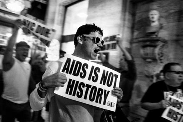 "Out of sight", a #Milano mostra-reportage di <a href="/nannifontana/">nanni fontana</a> 
 sull'#Aids nei 5 continenti redattoresociale.it/Notiziario/Art…