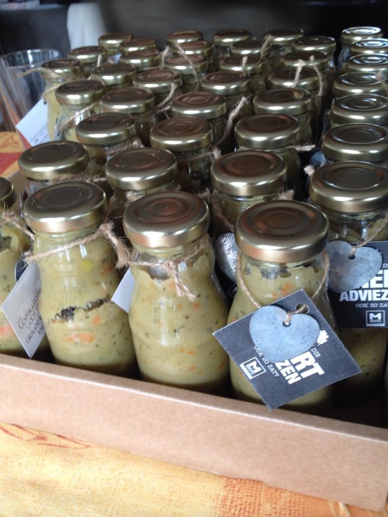 Geweldige actie coor molitli! Glazen potjes met erwtensoep vullen! Bedankt voor de sponsoring boni Nijkerk!