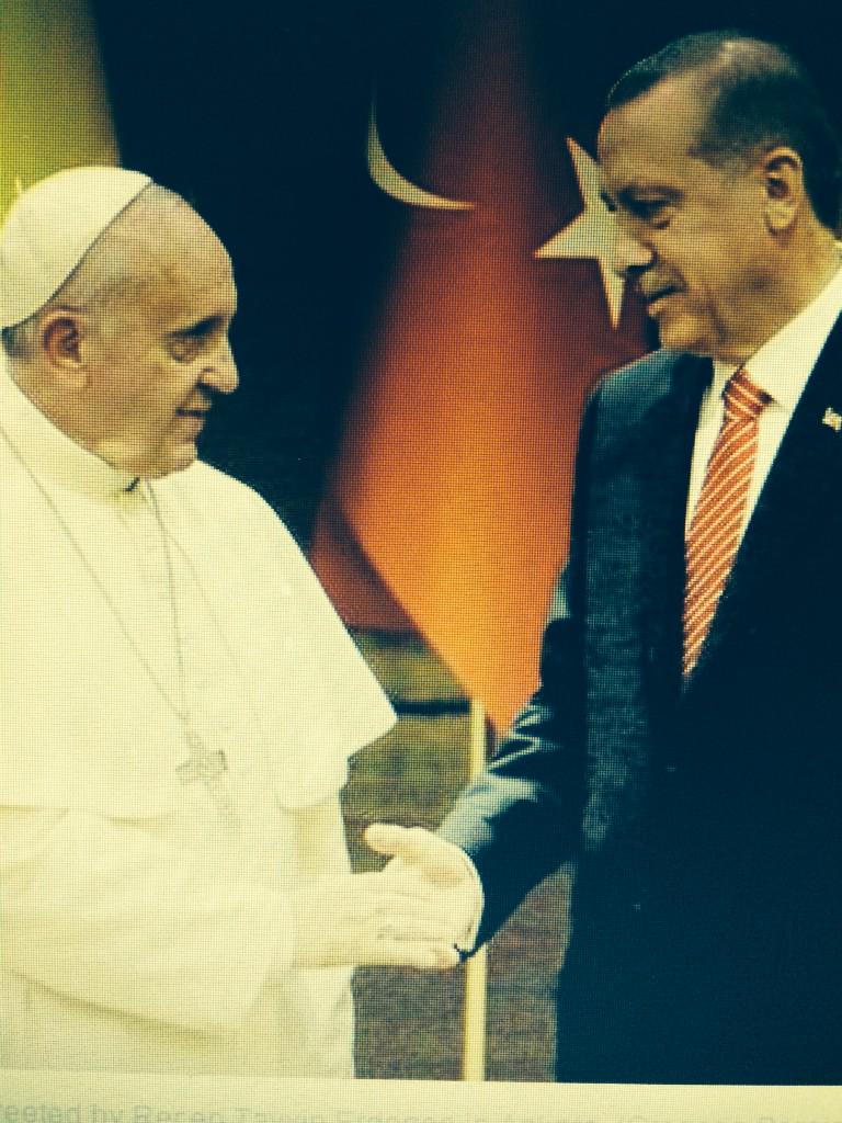 ceminaycem's tweet photo. Güvenliğini sağlamalarından çok Papa'yı Ak Saray'ın bir odasında unutup kaybedeceklerinden endişe ediyorum:))) http://t.co/IRo4CaHfeY