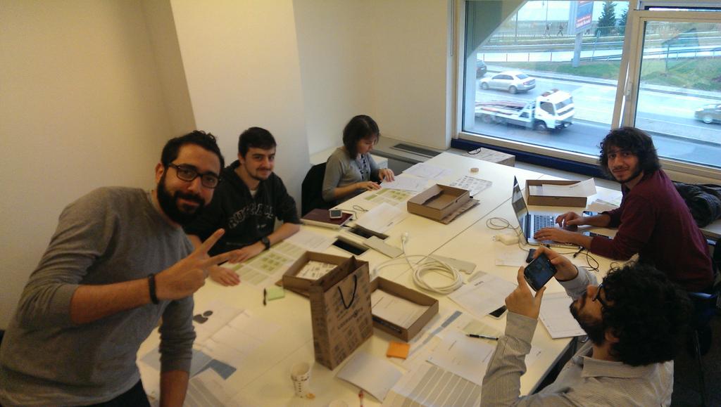 Userspots's tweet photo. UX Hero kitlerimizi dağıttık ve #UXWeekendGGH başlar ! @IncubaCity http://t.co/5VNXXER1Mm