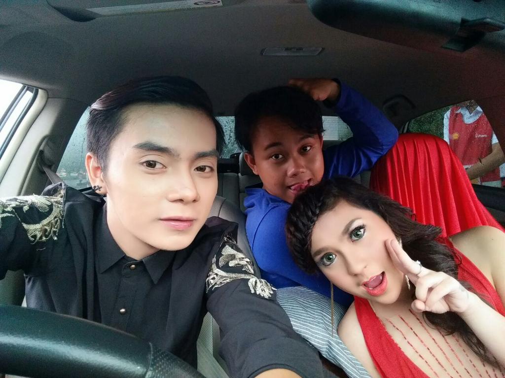 binnanugraha's tweet photo. OTW sctv awards .. maceeet hujan! Selfie dulu http://t.co/VZ0nx4ntDn