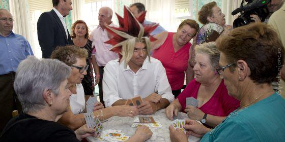 Proscojoncio's tweet image. "Señora, le repito que el 3 de oros no puede con mi Dragón de polvo de estrellas"