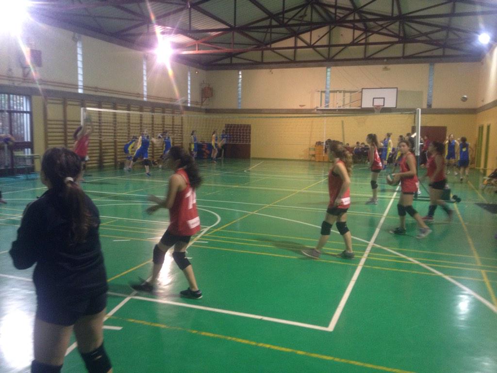ClubVoleibolZGZ's tweet photo. Calentando el cadete femenino B en su visita al campo del ÍES Medina Albaida. Animo chicas!! http://t.co/BROxXKgdz2