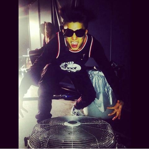 YoungBoyWY's tweet photo. (Trans) RT @0430yes: วันนี้ก็มาบ้ากันเหมือนเดิมนะ!!!

#2PM #WORLD #TOUR
#GO #CRAZYEEEHH http://t.co/ZPUcnVRp7I http://t.co/rqCJ6MnG2k