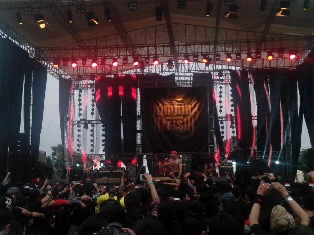 THIS_IS_BOGOR's tweet photo. Burgerkill live #Bandung Berisik 2014 http://t.co/599KS0WzIu