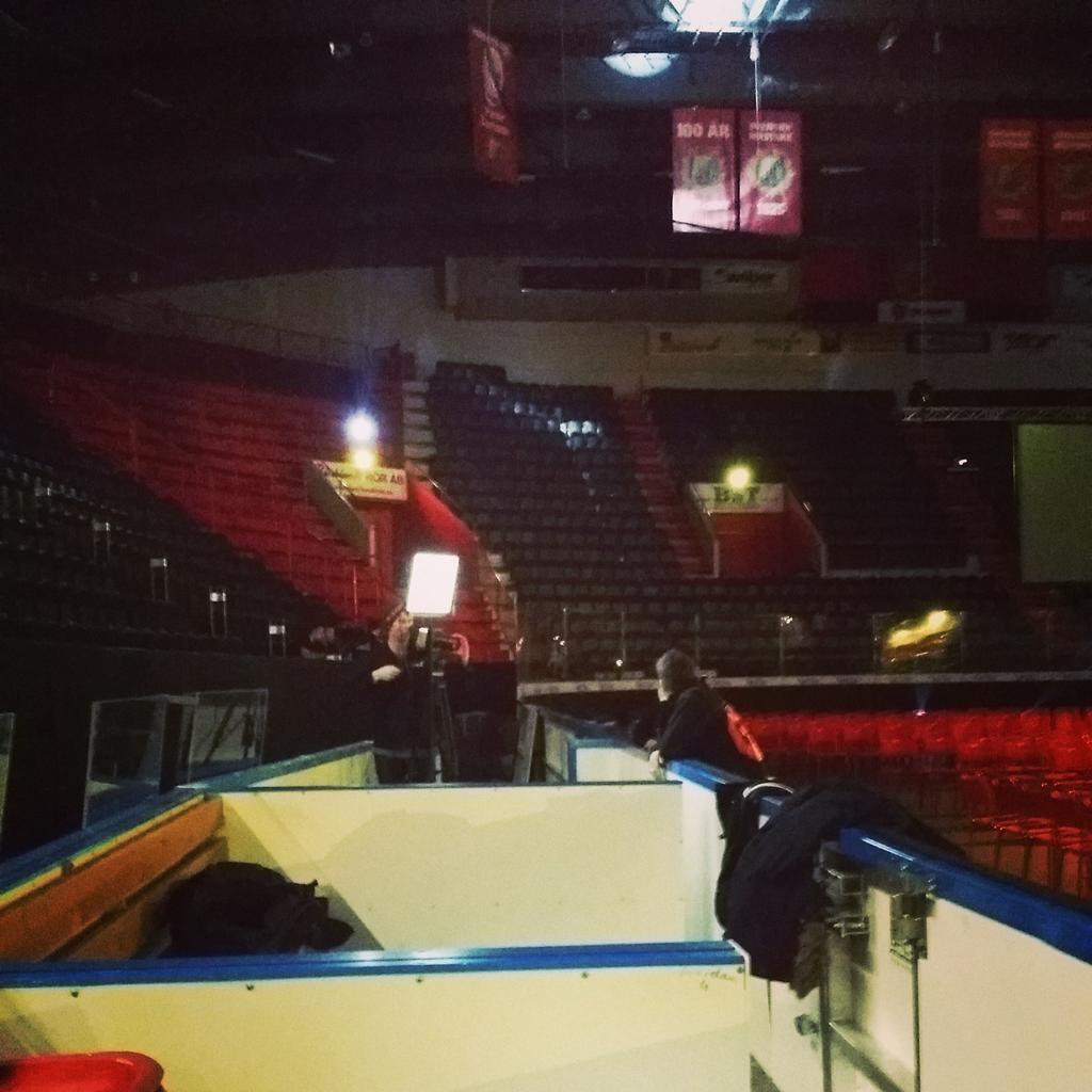 mmanytt's tweet photo. MMAnytt redan i utvisningsbåset i Axa Sports Center! #MMAse #SuperiorChallenge @MMAnyttseb @MMAnyttseb http://t.co/PEqxpKRc9b