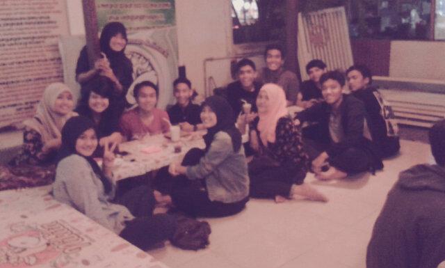 GloryExpost's tweet photo. Tetep gendeng masio kurang lengkap, akibat jadwal kuliah. InsyaAllah kumpul2 selanjute lengkap sak walikelas e. :))) http://t.co/okkUqP1z8H