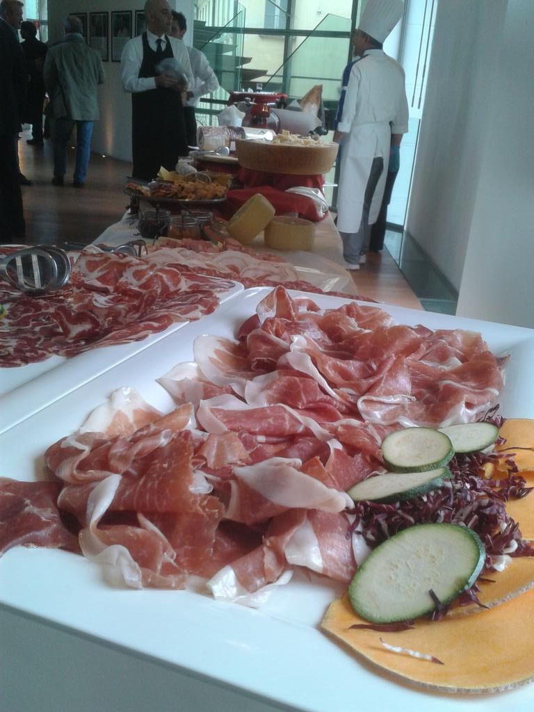 ecopiteco's tweet photo. #repidee14 Salumi, formaggi e vini di origine raccontata... Poteva non essere un successo? #TerritoriCoop http://t.co/583eUN612g