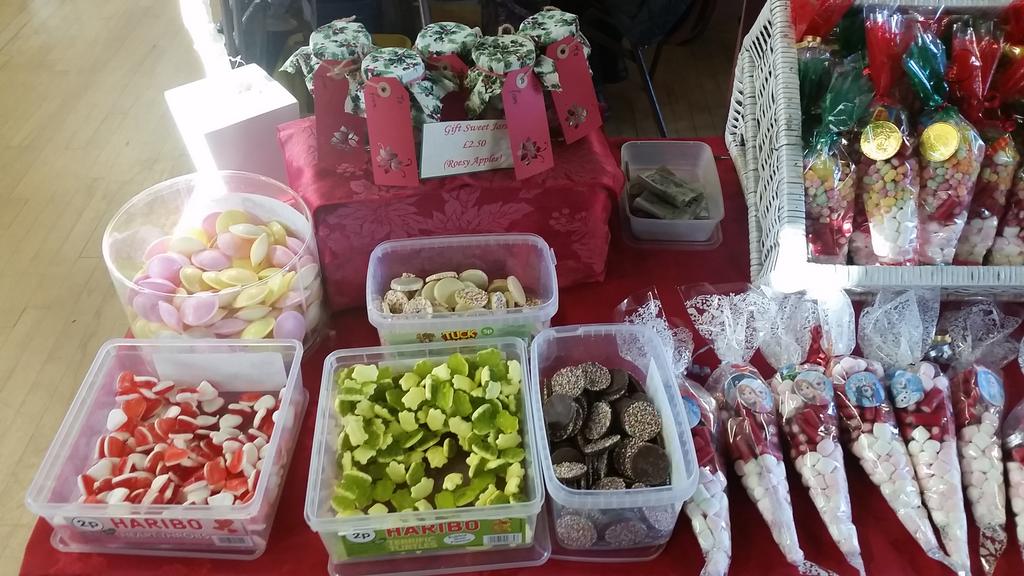 CharmedByCheryl's tweet photo. Amazing sweets to be had by AJA Special Events #mumbles #swansea #events #christmas #maggies http://t.co/PinZF2CqXg