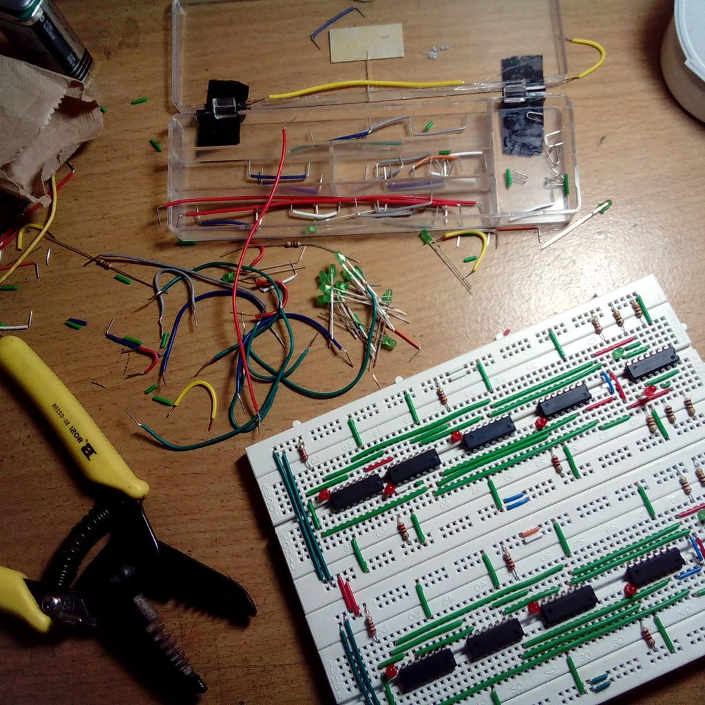 lemlxm's tweet image. Happy kiddo. I&apos;m done and it&apos;s working. Hihi. 💪 #Exp1 #LogicCircuits