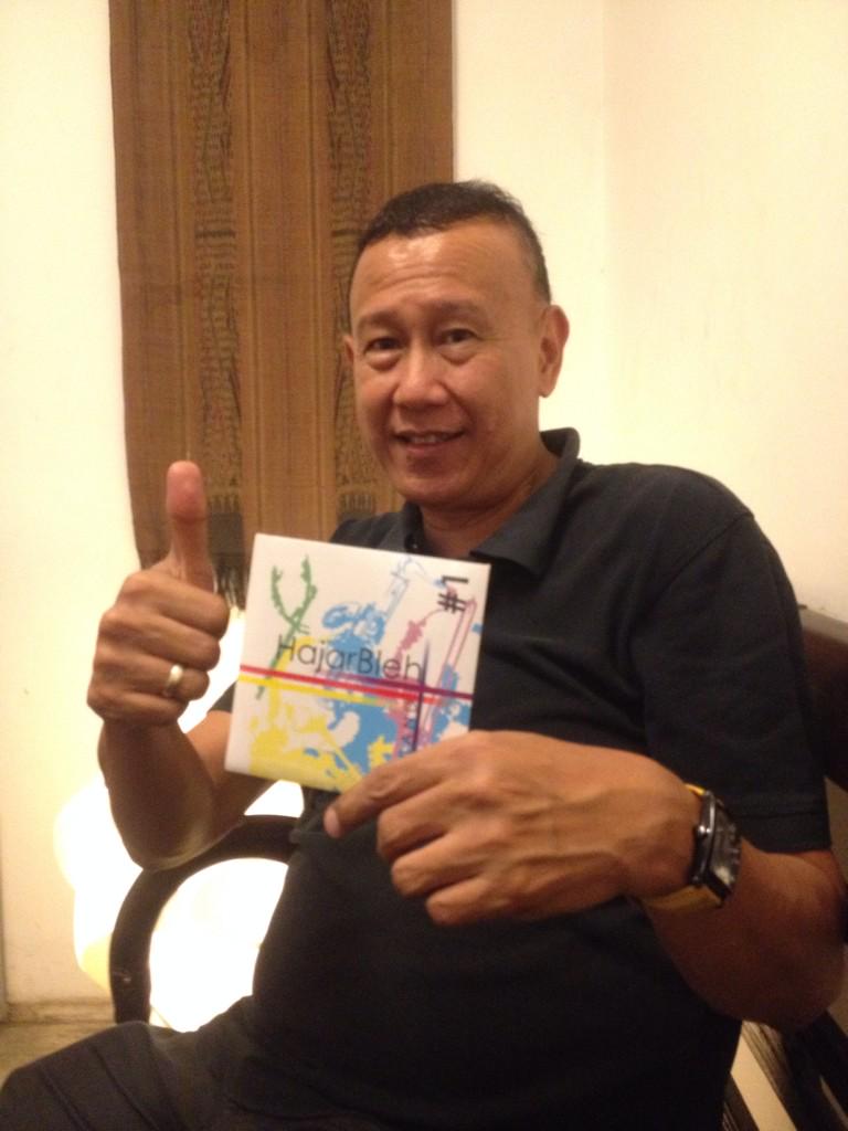 Pasti kereen,.."<a href="/HajarBlehBB/">HajarBleh Big Band</a>: Aaaaa.... #degdegan "<a href="/rjheart/">Rob J</a>: Om <a href="/MorganSigarlaki/">Morgan Sigarlaki</a> sudah mendapatkan mini album  "