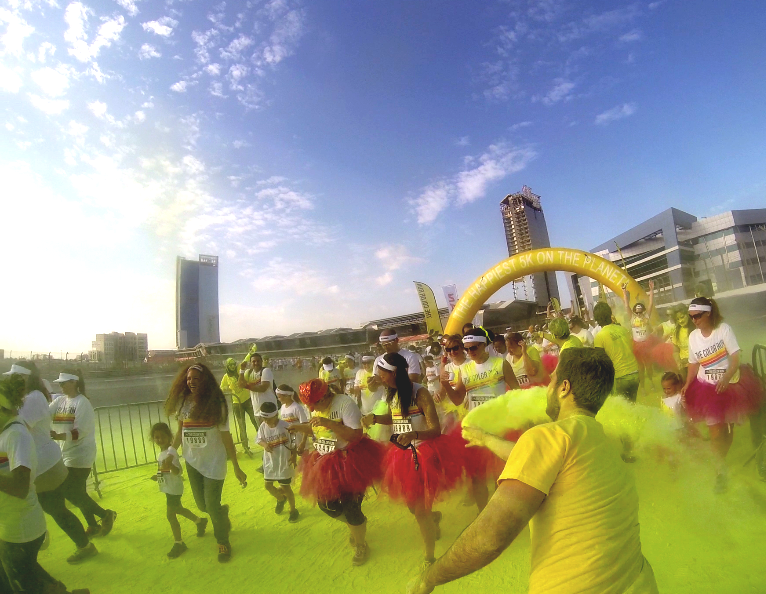 _rachel_l's tweet image. Pink tutu's in a sea of yellow. #ColorRunDubai #Happiest5K  🌈