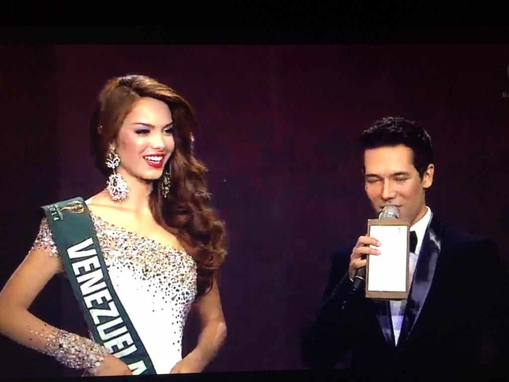 MVlanuevaEraMB's tweet photo. Nuestra @mairalexandra_ @MissVTierra contestando la pregunta final del #MissEarth2014! http://t.co/AEq0aRSQzz