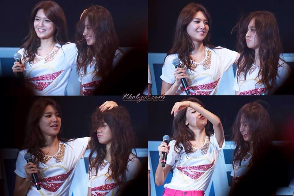 HOW SOOYOUNG EXPRESS HER LOVE FOR KWON YURI 

Advance happy bday Yuri ah!! 