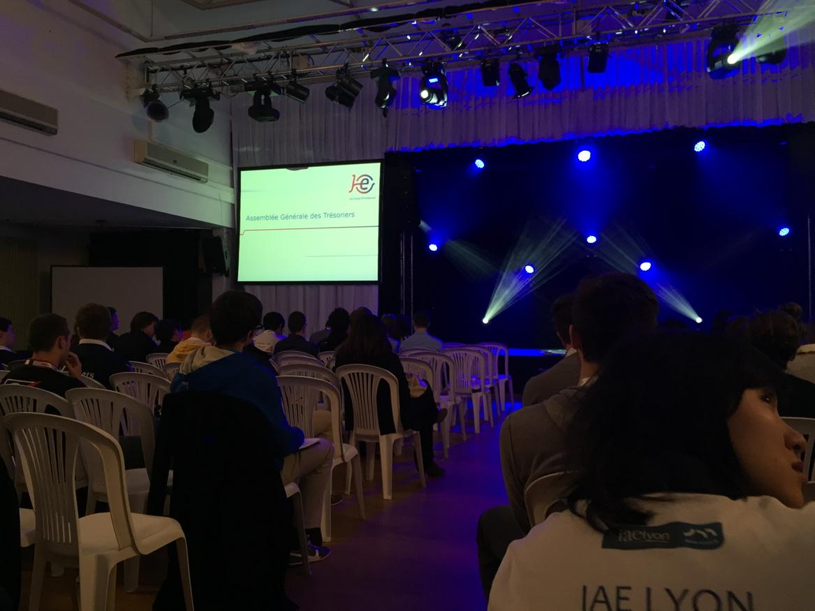 JE_ESCEM's tweet photo. Assemblée générale des trésoriers #cnh2014 c'est parti @Vi_Schwartz @Antoine_Lor @FahdElhilali http://t.co/oLnpzxvywV
