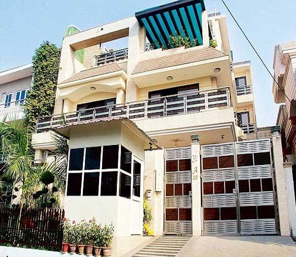 Interceptors's tweet photo. If Salary of 70,000 PM can build a house like this in Noida, wonder why people live in chawls #YadavSingh http://t.co/F5mugdq3b7