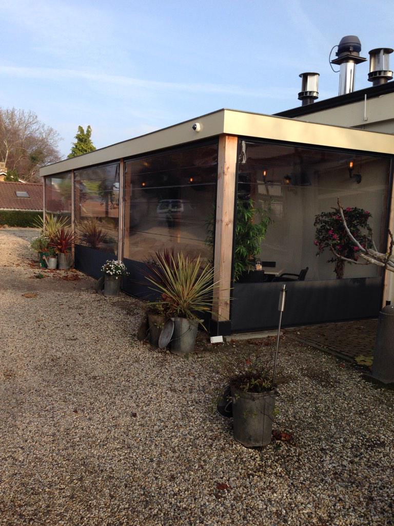 En kom ook onze mooie verwarmde buitenlounge eens snel bekijken!