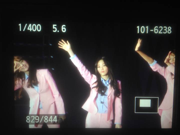 [PIC][29-11-2014]SNSD khởi hành đi Trung Quốc để tham dự "China for GG 1st Fan Party in Bejing" vào sáng nay - Page 2 B3nN_2eCAAA0J-4