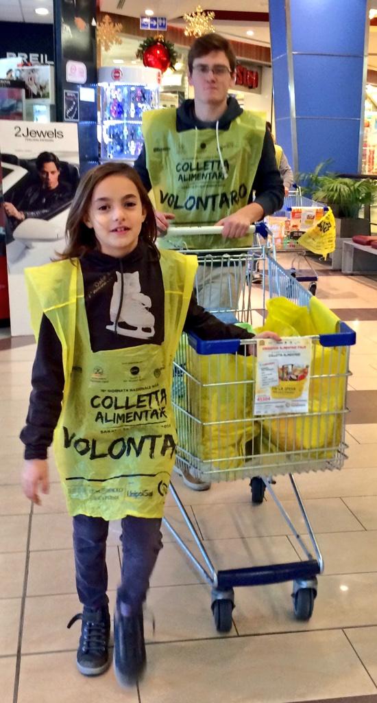lucamonde's tweet photo. Gli omini gialli vi aspettano, cosa ci fate ancora a casa?! Tutti a fare la spesa #colletta14 @BancoAlimentare http://t.co/ASF56VYZAr