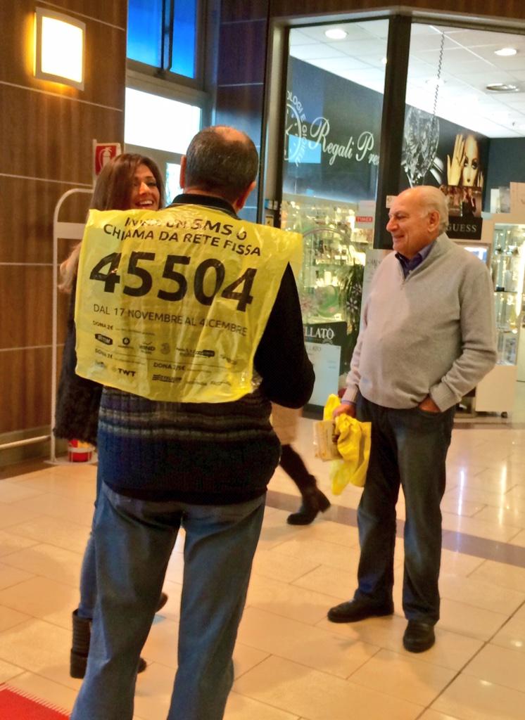 lucamonde's tweet photo. Gli omini gialli vi aspettano, cosa ci fate ancora a casa?! Tutti a fare la spesa #colletta14 @BancoAlimentare http://t.co/ASF56VYZAr