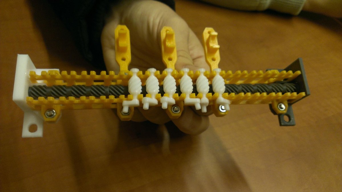 #EnElúltimoBricoLabs <a href="/xoan/">Xoán Sampaíño</a> trajo las primeras piezas del #shellmo imprusable 0.o shellmo.org #3dprinting