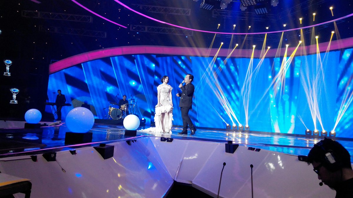 SCTV's tweet photo. "Doaku Untukmu Sayang" @bandwali feat @PrillyBie membuat penonton bernyanyi bersama di Studio 6 #SCTVAwards http://t.co/0CNQvS1GhM