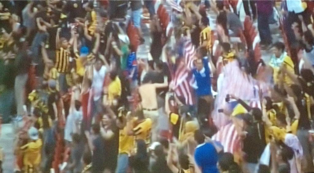 Rakitamy's tweet photo. Malaysia defeats Singapore 3-1! Incredible game. Keep it up #HarimauMalaya #AFFSuzukiCup2014 #SINvMAS http://t.co/eBFSY7MgDA