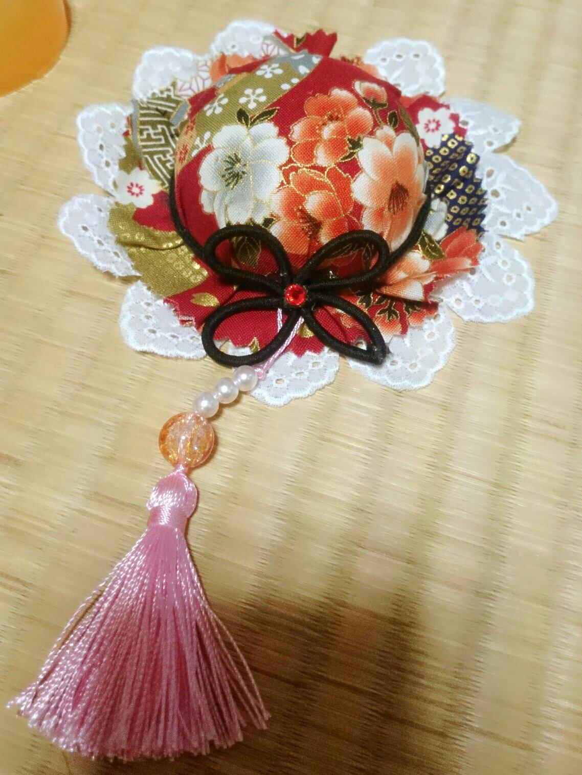 勇者 Di Twitter 簡単チャイナ髪飾り作り方 丸く切った厚紙にガシャポンの柔らかい方をはっつけます 布とレースはります 紐で周りを結びます 紐でお花つくります お花にスワロのせてタッセルつけて本体にはっつけて完成 大雑把です 彡 Http T Co C2frtvsagi