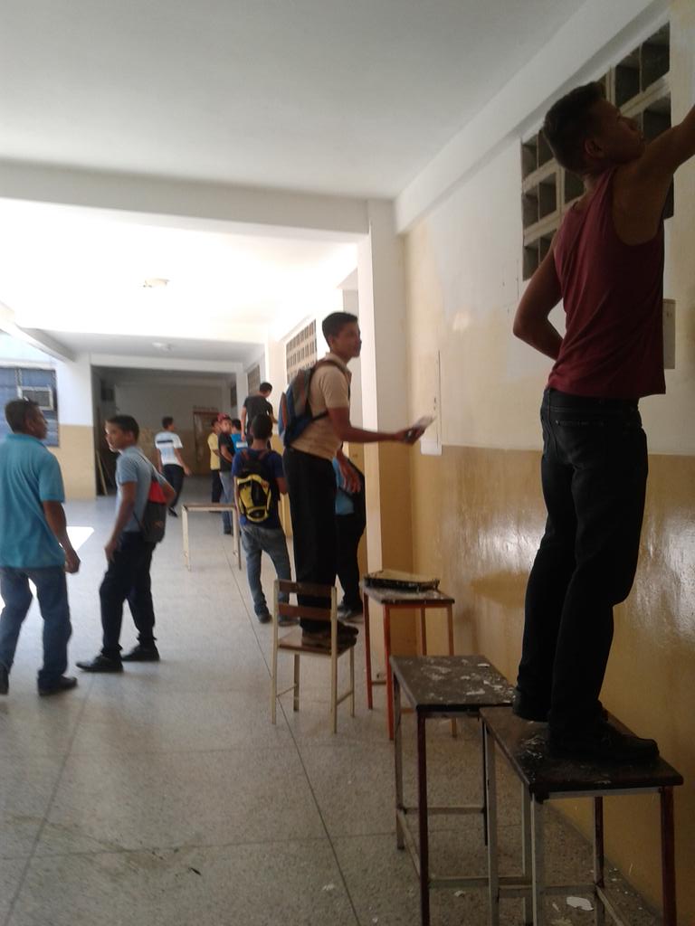 TibyTr's tweet photo. Continúa #planDeMantenimientoEscolar. L.B El INSIGNE SIMON BOLIVAR edo.zulia @HectoRodriguez @antcastejon @saezaj http://t.co/SjZgU3iLuz