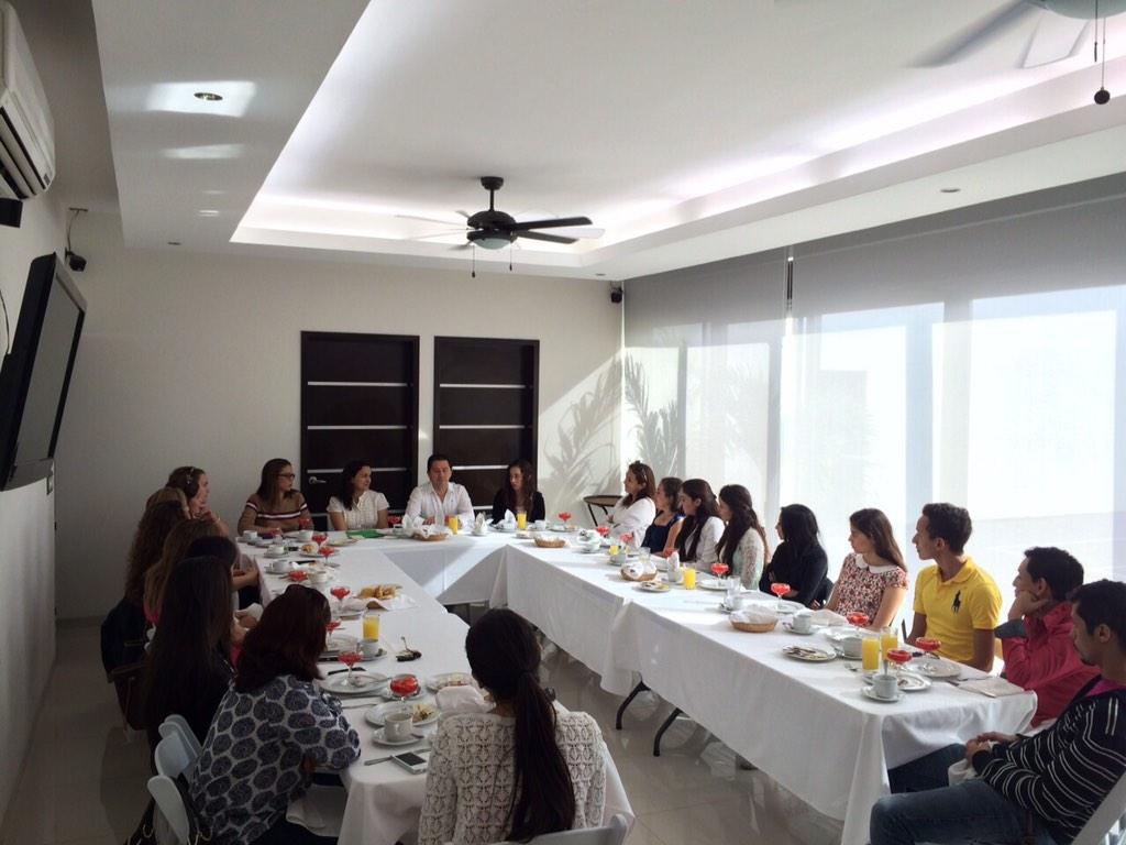 Lic_Amir's tweet photo. Desayuno organizado por ciudadanas al dip. Mauricio Sahui Rivero. Por  la cultura y las artes  en Merida. http://t.co/iuQNLYERNr