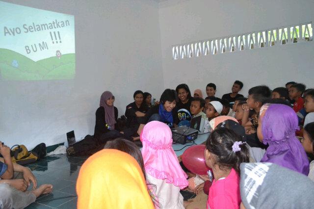 Lalu kita juga ada sesi menonton film peduli lingkungan bersama adik2 <a href="/RbanLampung/">RB AsmaNadia Lampung</a> :) #TAPISLampung #IniAksiku