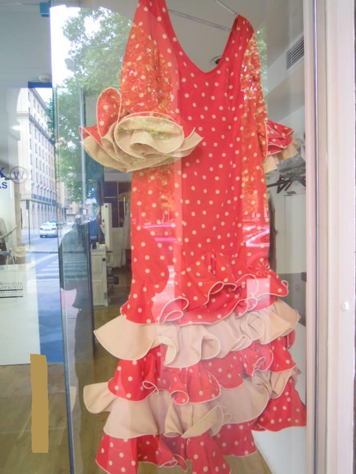 ecotelectrolux's tweet photo. Este precioso vestido se ve desde el escaparate de la tintorería: http://t.co/f9LaF43xZs