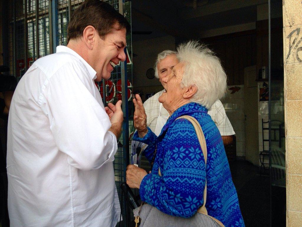 gmontenegro_ok's tweet photo. Ella es Rosa. Tiene 83 años y vive en el barrio desde que nació. Lo único que me pidió fue que la cuidemos mucho. http://t.co/U6jLQ8Qwtq