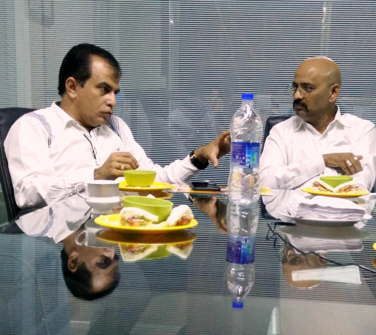 MissMatch12Dec's tweet photo. Producer &amp; Creative Director Alok Shrivastava interacting with CMD Mr. Viren Shah, Fortune Cineplex — at Ichalkaranji http://t.co/GjWYEt961r
