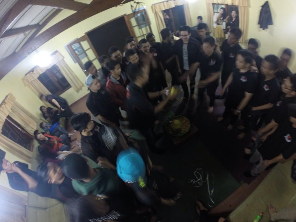 Pemotongan tumpeng sebagai simbolis pengukuhan <a href="/circlecianjur/">Circle Auto Club Chpater Cianjur</a> selamat! Move on!!