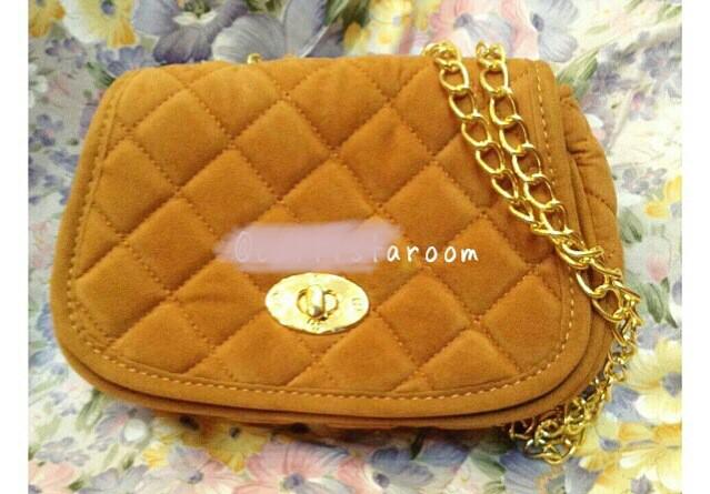 Sling bag small <a href="/100/">One Hundred</a>.000 
Pilihan warna: pink,red,black yuk girls 
Minat line:yulliapratiwi