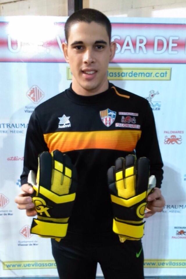 Gracias a <a href="/OriolSimon/">Oriol Simon</a> portero de <a href="/UEVilassardeMar/">U.E. Vilassar de Mar</a> de #3div5 con #guantesgk modelo #superflatII por tu confianza en Gk