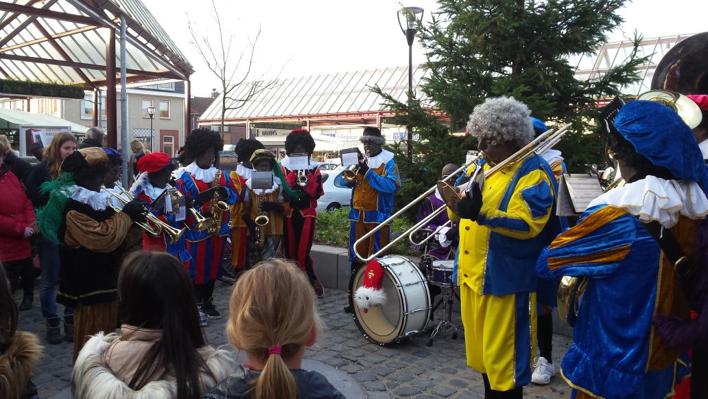 Pietenband Volharding tijdens de wintermarkt in Rhoon.....veel publiek, leuk optreden !